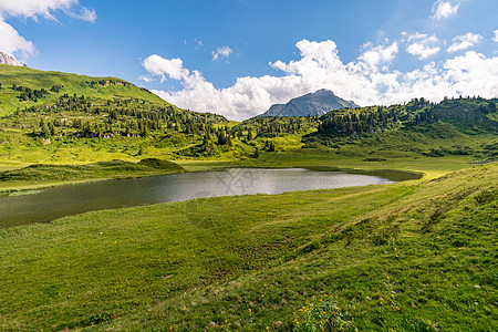 在美丽的莱奇奎伦山上 飞得惊人的远足冒险风光旅游高山农村全景阳光娱乐顶峰山顶图片