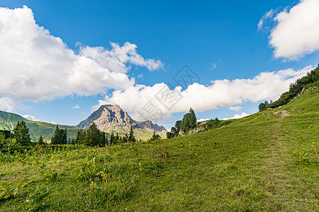 在美丽的莱奇奎伦山上 飞得惊人的远足顶峰娱乐高山草地旅行全景茅屋山顶阳光冒险图片