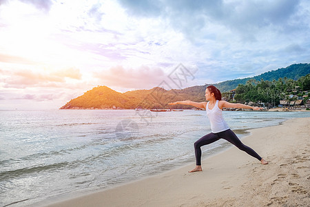 年轻美丽的女士 在日出时在海滩上做瑜伽保健灵魂海洋关心卫生冥想活力休息药品头脑图片