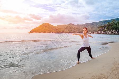 年轻美丽的女士 在日出时在海滩上做瑜伽药品太极灵魂闲暇冥想保健关心休息海洋咒语图片