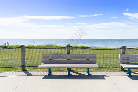 在米奇根海滩阳光下孤单公园长凳图片