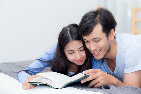 早上和哈一起在卧室读书的情侣们房子夫妻女朋友男人女士阅读微笑浪漫乐趣成人图片