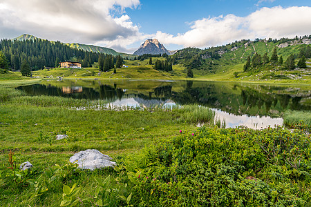 在美丽的莱奇奎伦山上 飞得惊人的远足高山全景家庭农村草地山顶茅屋旅行假期风光图片