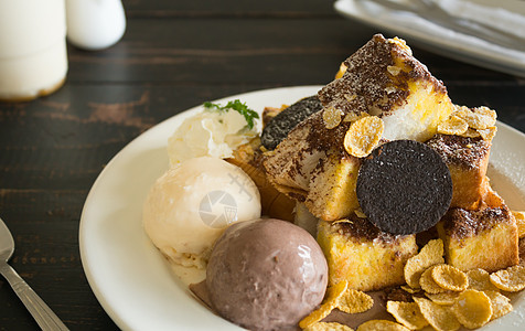 烤面包或甜饼和奥氏饼干香草奶油便饭美食面包糖粉巧克力烹饪盘子食物图片