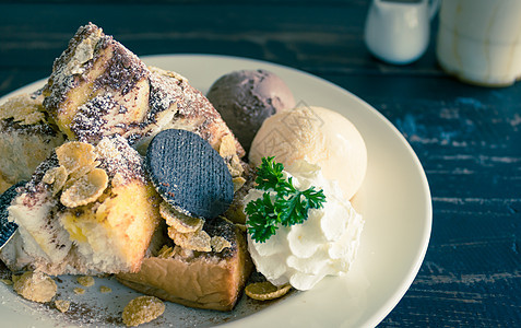 烤面包或甜饼和奥氏饼干面包蛋糕美食香草食物糖果糕点盘子巧克力早餐图片