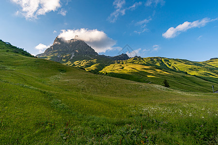 在美丽的莱奇奎伦山上 飞得惊人的远足假期全景首脑娱乐高山家庭旅游风光旅行冒险图片