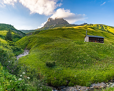 在美丽的莱奇奎伦山上 飞得惊人的远足旅游娱乐全景风光旅行阳光茅屋山顶假期顶峰图片