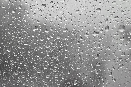 窗户雨窗户上下着雨滴天气灰色下雨液体玻璃背景