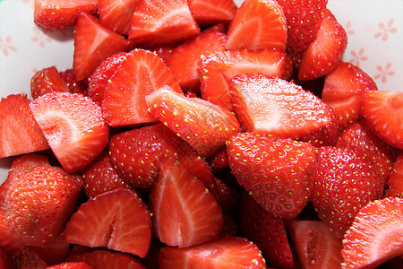 一部分切片新鲜红草莓食物红色浆果水果甜点背景图片