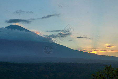 从船上看到的阿贡火山日落 斯特龙博利岛是伊奥利亚八个岛屿之一 也是印度尼西亚伊巴利的三个活火山之一地质学缓速器锥体风神蓝色旅行假图片