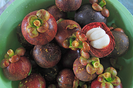 将芒果 热带水果放在桌子上花园营养农业情调甜点异国食物果汁市场紫色图片