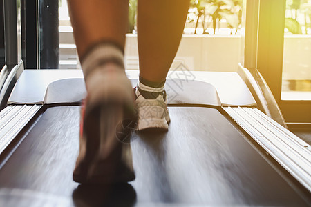 穿紧身鞋的女子在跑步机上跑步 健身房里有肌肉腿的女人俱乐部女士训练机器运动员运动装力量成人运动女性图片