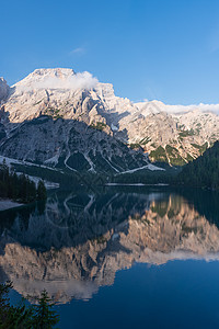 反映在布赖斯湖水域的山地风景远足森林高山旅行蓝色山脉木头顶峰反射岩石图片