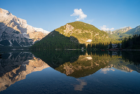 反映在布赖斯湖水域的山地风景旅行木头树木森林远足旅游顶峰蓝色岩石天空图片