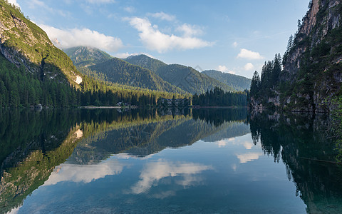 反映在布赖斯湖水域的山地风景森林山脉旅行木头顶峰日光蓝色岩石反射树木图片