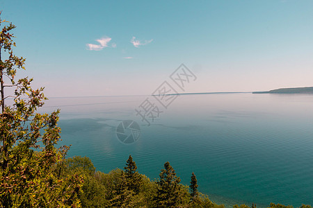 加拿大安大略省布鲁斯半岛国家公园的岩石海滩地平线公园支撑远景天空国家全景吸引力外表蓝色图片