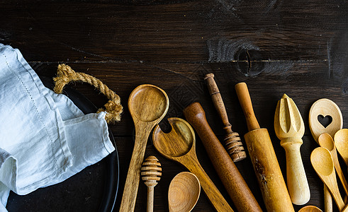 木制背景的厨房用刀勺子餐巾香料汤匙毛巾食物沙拉勺用具砧板乡村图片
