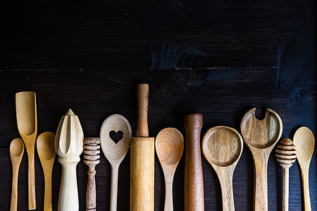 木制背景的厨房用刀食物砧板乡村香料蜜匙沙拉勺汤匙勺子用具刀具图片