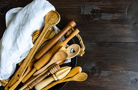 木制背景的厨房用刀毛巾汤匙沙拉勺蜜匙刀具勺子乡村餐巾用具香料图片