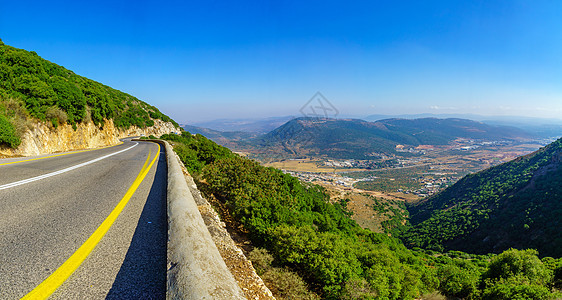 上悬崖的公路和地貌旅行天空风景绿色旅游乡村地标场景国家爬坡图片