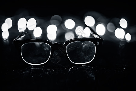 黑色或黑色的眼镜或木质表面的阅读眼镜桌子配饰办公室镜片眼睛教育书本文档背景塑料图片