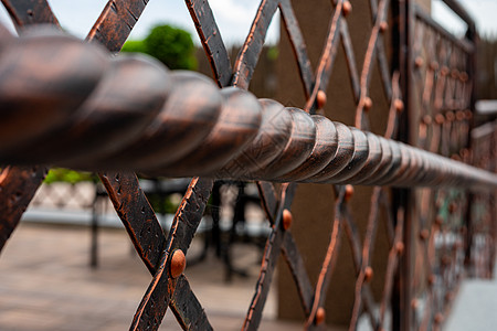 锻造和扭曲的铁扶手 金属制品 旧风格设计的程式化漩涡状精神入口金属螺旋楼梯滚动奢华栏杆建筑学图片