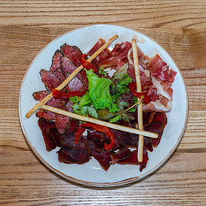 三杯干食 巴斯图玛 香肠 香肠 甜菜食物盘子火腿绿色白色桌子熏肉面包棒沙拉午餐图片