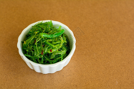 日本食物概念 新鲜海藻沙拉 白碗里有芝麻种子叶子饮食海藻沙拉厨房午餐美味餐厅蔬菜海鲜图片