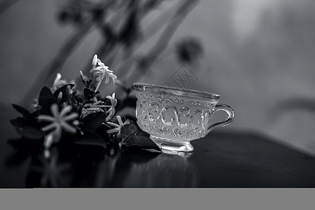 印度茉莉花 Juhi或在木质表面的近乎茶叶食物液体桌子陶瓷茶包三叶草叶子杯子植物早餐图片
