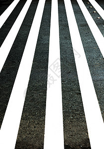 路边十字路口或斑马交叉路口的极近镜头行人线条人行道小路穿越沥青城市交通运输材料图片