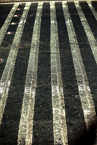 路边十字路口或斑马交叉路口的极近镜头线条交通小路材料人行道街道安全穿越沥青城市图片