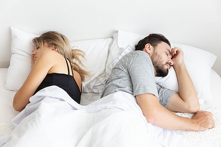 一对夫妇有问题 一对夫妻睡着 彼此转过身去睡觉伙伴枕头成人胡须妻子男朋友毯子女性男人女朋友图片