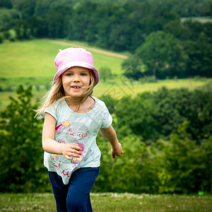 快乐的孩子在夏天跑步 可爱的孩子慢跑和微笑图片