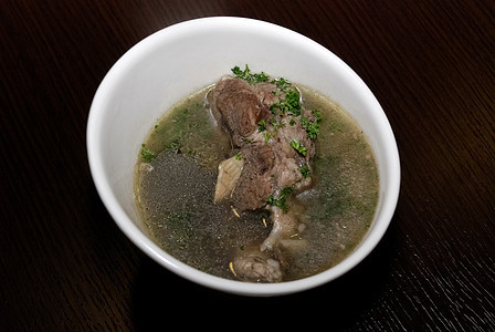 在汤里吃肉 在白碗里用一些药草胡椒美食服务肋骨味道蔬菜盘子肉汤传统菜单图片