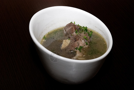 在汤里吃肉 在白碗里用一些药草盘子菜单午餐传统肋骨美食服务羊肉牛肉奢华图片