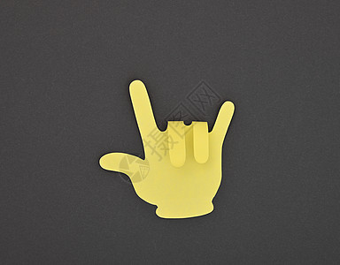 纸纸在灰色上贴黄色 HORNS 手贴标签商业黑色音乐扇子贴纸手指笔记手势金属岩石图片