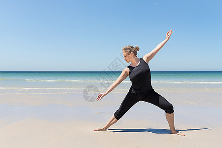 女人在沙滩上做冥想姿势图片