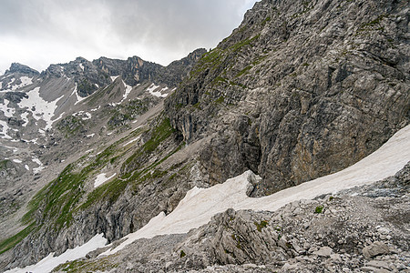在奥地利沃拉尔贝格的莱克伦山上 飞速攀登远足晴天旅行岩石草地娱乐顶峰高山首脑全景图片