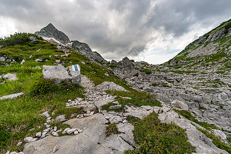 在奥地利沃拉尔贝格的莱克伦山上 飞速攀登天堂假期娱乐草地登山晴天孤独全景岩石顶峰图片