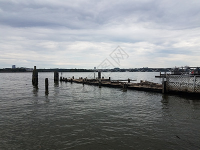 弗吉尼亚州亚历山大市旧码头 有漂流木头和威尔逊桥浮木日志漂流木分支机构风化多云图片