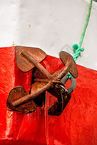 红船和白船上生锈的锚背景图片