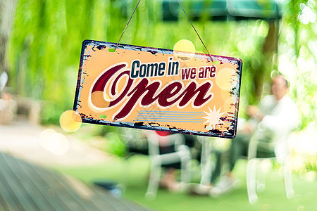 一个商业标志 上面写着咖啡馆或餐馆开放 挂在入口处的门上 古典色彩风格公司窗户街道酒吧木板艺术玻璃过滤杂货店食物图片