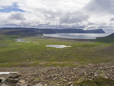 冰岛西部峡湾自然保护区的 adalvik 和 latrar 景观 拥有湖泊和河流 绿草草甸 海滩 海洋 丘陵和戏剧性的悬崖 乌云图片