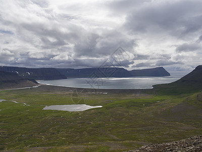 冰岛西部峡湾自然保护区的 adalvik 和 latrar 景观 拥有湖泊和河流 绿草草甸 海滩 海洋 丘陵和戏剧性的悬崖 乌云图片