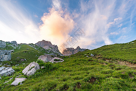 在奥地利沃拉尔贝格的莱克伦山上 飞速攀登岩石草地首脑高山全景远足旅行冒险晴天农村图片