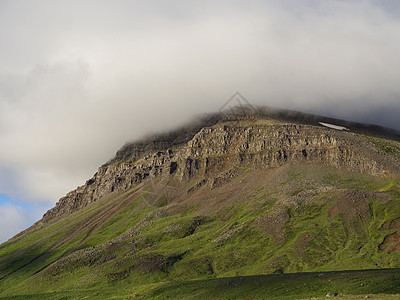 环绕着绿山峰的风景 覆盖在雾中 金光西峡湾冰岛图片