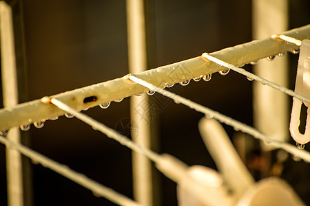 在阳台上用雨滴干燥的架子天气洗衣架家务静物背景图片