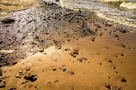 海浪的波尔蒂海 悬浮在石子上棕色海滩岩石海洋冲浪泡沫风景海景波浪石头图片