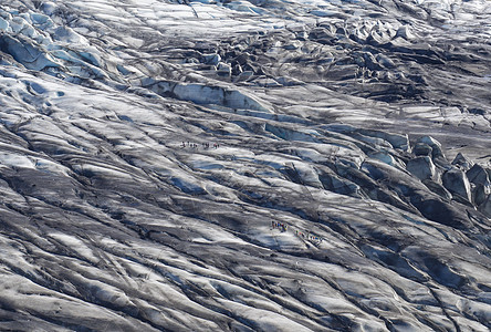 在冰川上走在斯卡夫塔法塞尔乔库尔冰川的舌头上的游客群多姿多彩登山者远足国家荒野旅行编队冒险环境旅游冰山背景图片