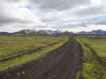 在冰岛自然保护区Fjellabak的废弃绿地上 泥土山路F210在荒废的 Fjallabak 风雪多彩图片